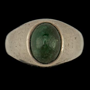 RING, sterlingsilver med cabochonslipad smaragd, 1900/2000-tal. Vikt 10 g.