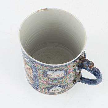 A large famille rose tankard, Qing dynasty, 18th Century.