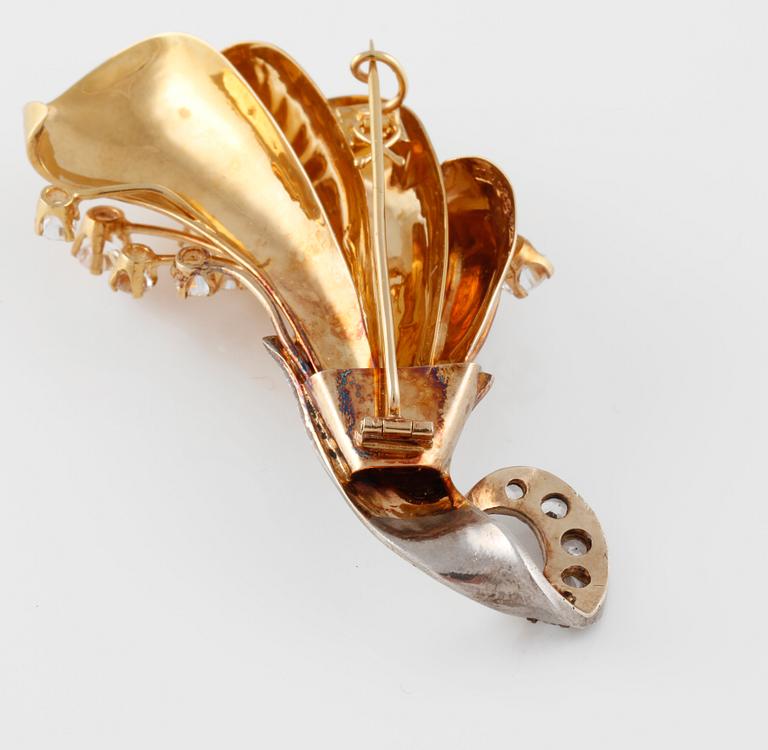 BROSCH, 18K guld samt silver med fasettslipade vita stenar, Wilhelm Harbeck, Stockholm, 1948. Vikt 15,5 gram.