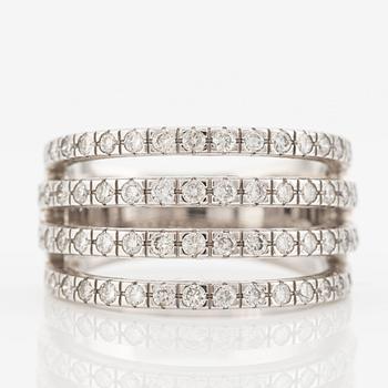 Ring, vitguld, genombruten dekor med briljantslipade diamanter.