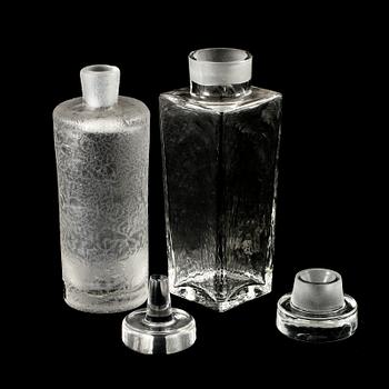 KARAFFER, 2 st samt SNAPSGLAS, 9 st, Göran Wärff, Pukeberg, respektive Elis Bergh, Kosta, 1900-tal.