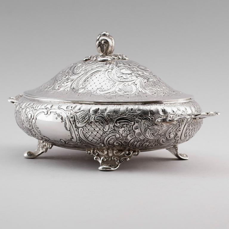TERRIN, silver, rokokostil, sannolikt Nederländerna, 1800-/1900-tal. Vikt ca 1053 gram.
