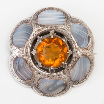 A BROOCH set with amber coloured paste and agate.