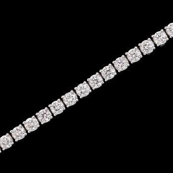 ARMBAND, 18 k vitguld, briljantslipade diamanter tot ca 4.62 ct. Vikt ca 12,9 g.