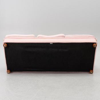 Josef Frank, a model 703 sofa, Firma Svenskt Tenn, ca. 2018.