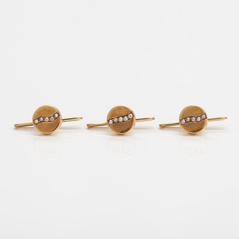 Tre knappar till frackskjorta, 18K guld och odlade pärlor. G. Dahlgren & Co, Malmö.