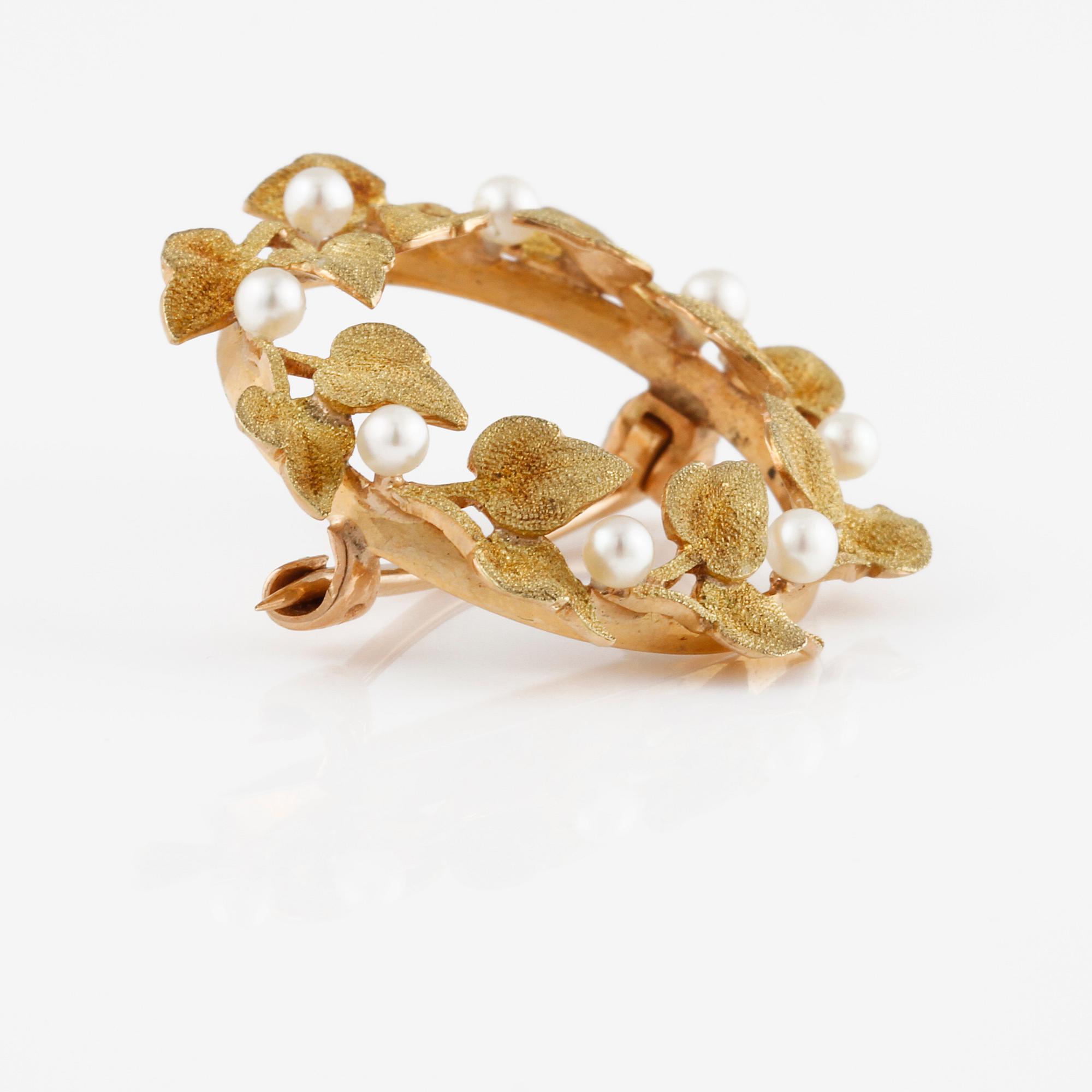 BROSCH, 14K guld med 8 odlade pärlor. Vikt 3,1 gram.