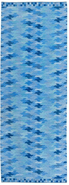 CARPET. "Blåarp". Flat weave. 588,5 x 214,5 cm. Signed AB MMF BN.