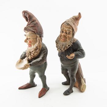 Tomtar 2 st troligen Tyskland 1900-talets första hälft bemålad terrakotta.