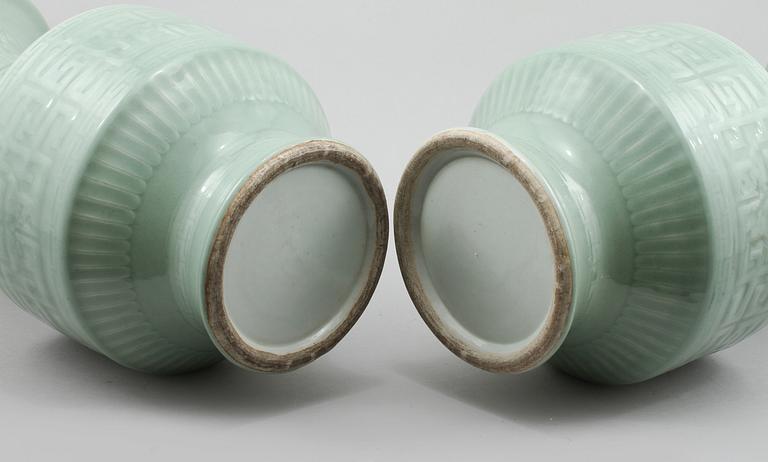 URNOR ett par, porslin, Kina, 1800/1900-tal.