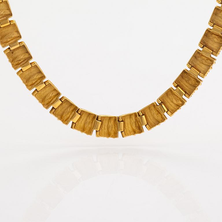 Kimmo Virkkunen, A 14K gold necklace, earrigns and brooch, diamonds ca. 0.06 ct in total. Helsinki 1991.