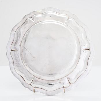 Serveringsfat, silver, mästarstämpel Tanaka och jungin-silverstämpel, Japan kring 1900.