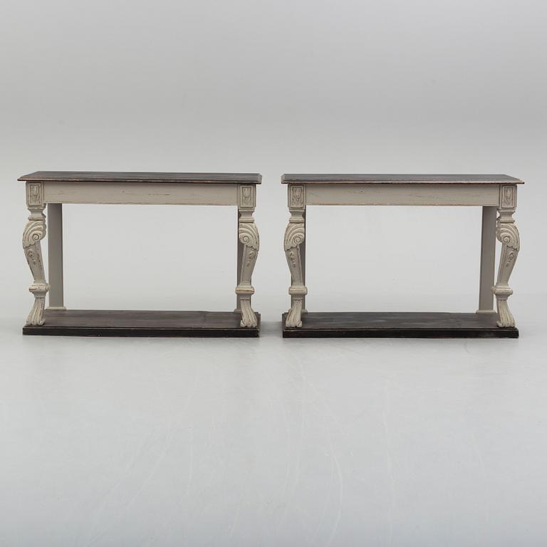 KONSOLBORD/SIDOBORD, ett par, 1900-tal.