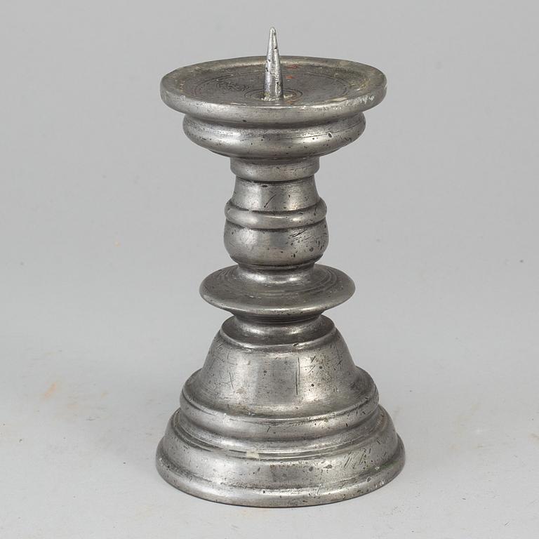 A pewter candlestick, 18th/19th century.