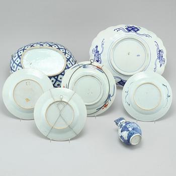 Two bowls, four plates and one jar in porcelain, China and Japan, 18th, 19th and early 20th century.