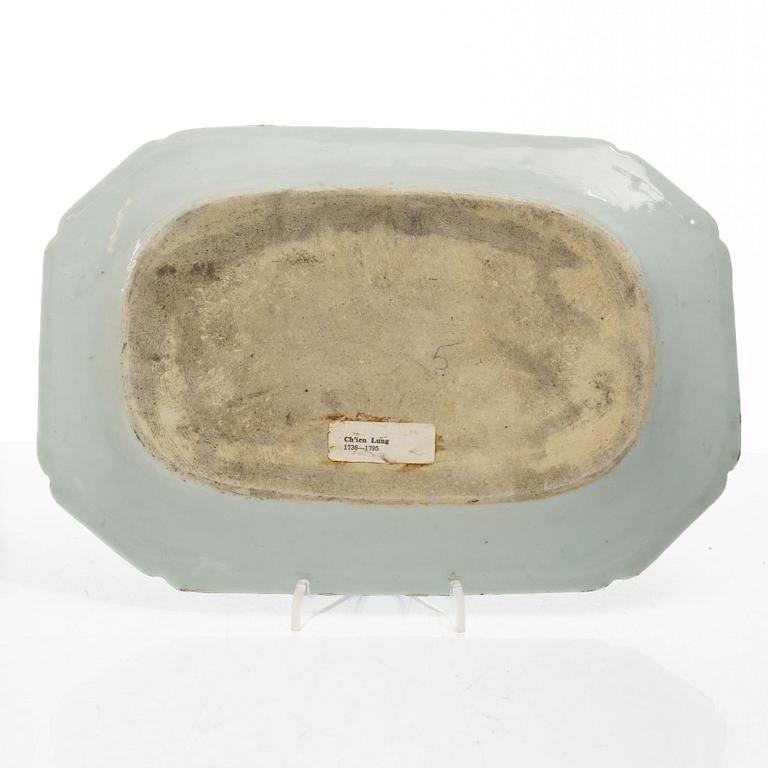 Stekfat, 5 st, kompaniporslin, Qingdynastin, Kina, 1700/1800-tal samt ask med lock och vas, Kina, 1900-tal.