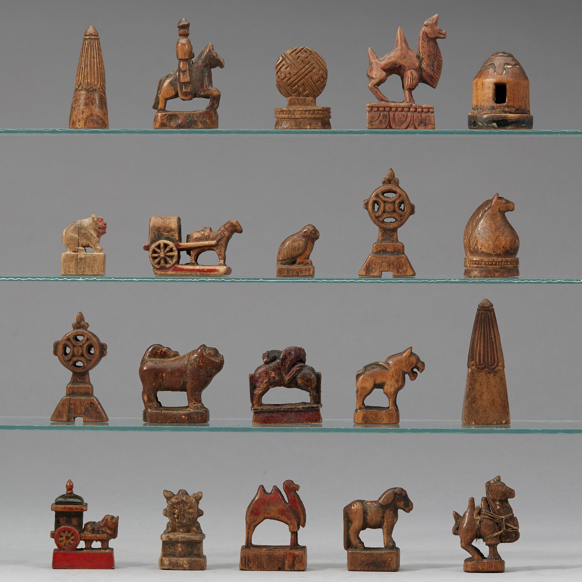 SCHACKPJÄSER, 270 stycken. Bemålat trä, Mongoliet, 1800-tal eller äldre.