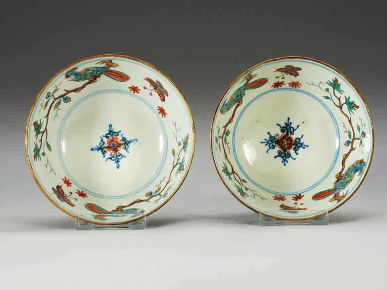 A pair of 'clobbered' bowls, Qing dynasty, 18th Century.