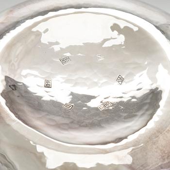 A. Tillander, malja, sterlinghopeaa ja emalia. Turku 2005.