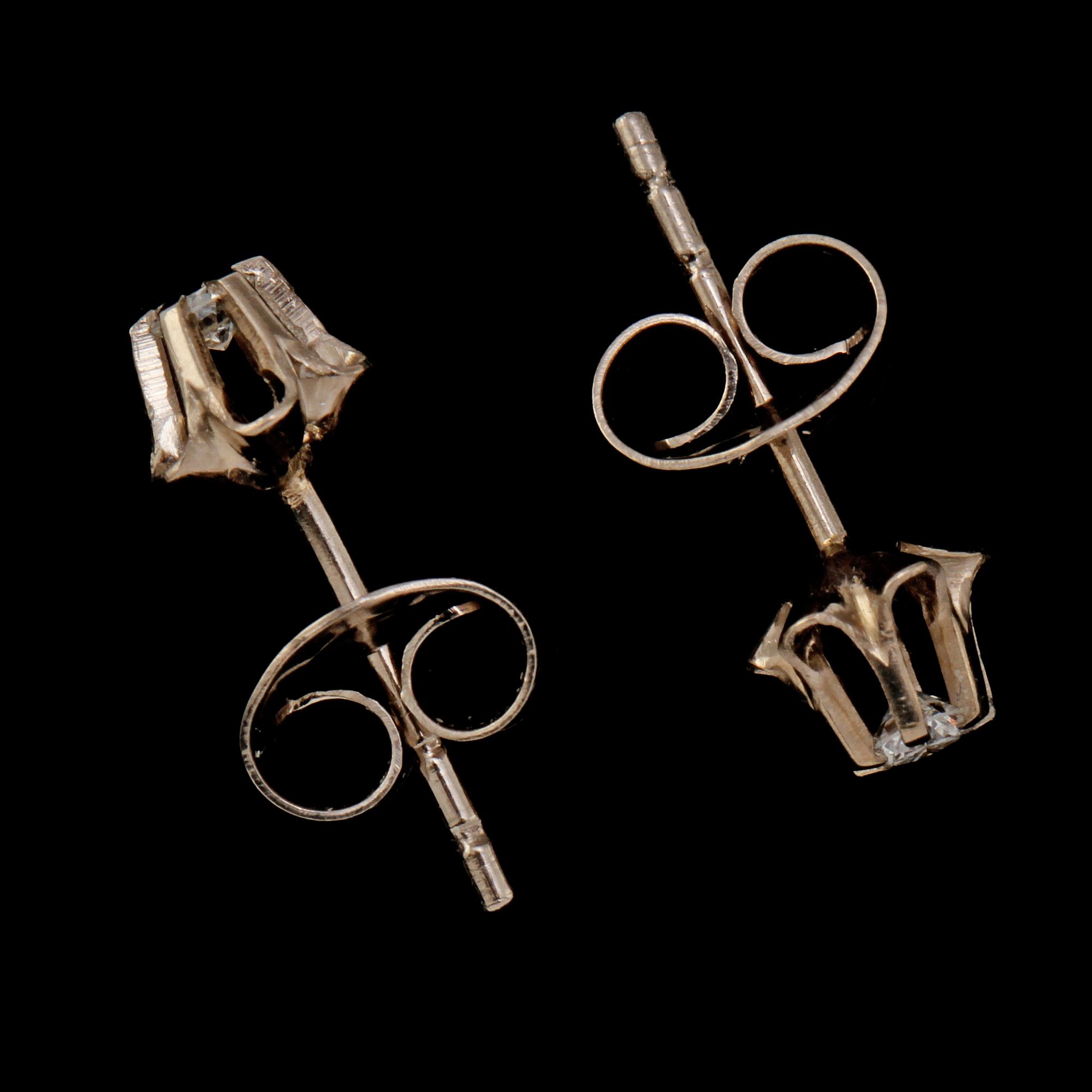 ÖRHÄNGEN, ett par, 18k vitguld med briljantslipade diamanter, ca 0.1 ct vardera, 1900-talets andra hälft. Vikt 0,5 g.