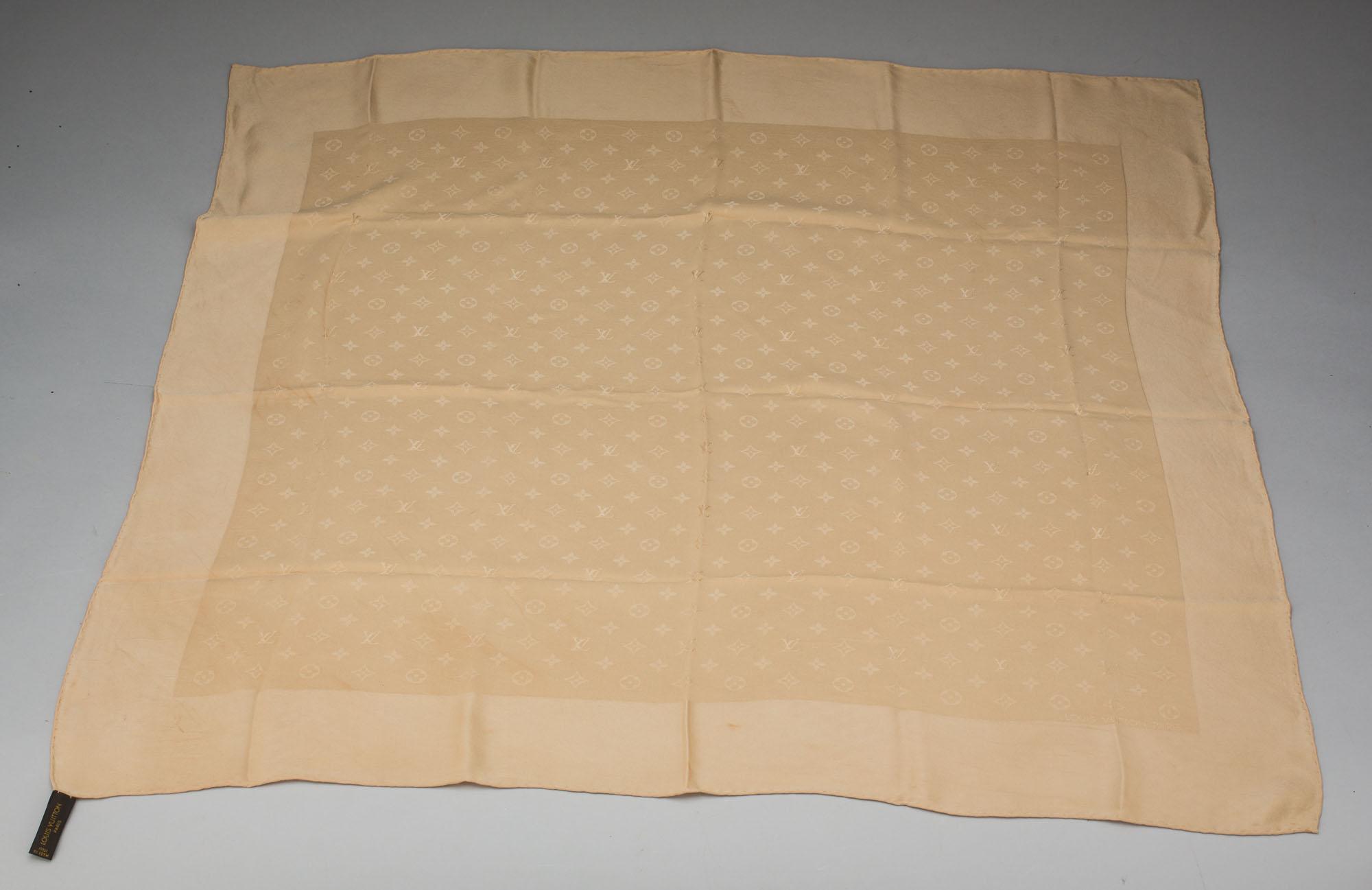 SCARF, 100% silke. Louis Vuitton, Paris.