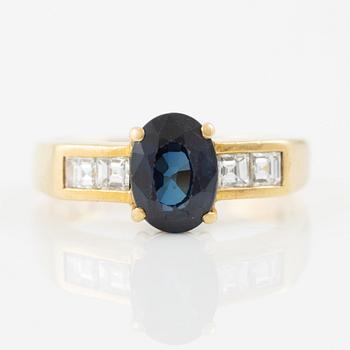 Ring, 18K gold with blue sapphire and carré-cut diamonds.