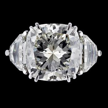 1032. RING, kuddslipad diamant, sk cushion cut, 17.62 ct, samt halvmåneslipade diamanter på vardera sida, tot. ca 2.50 ct.