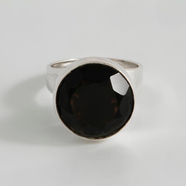 ERIK GRANIT, Helsingfors, 1971, ring med fasettslipad rökkvarts.