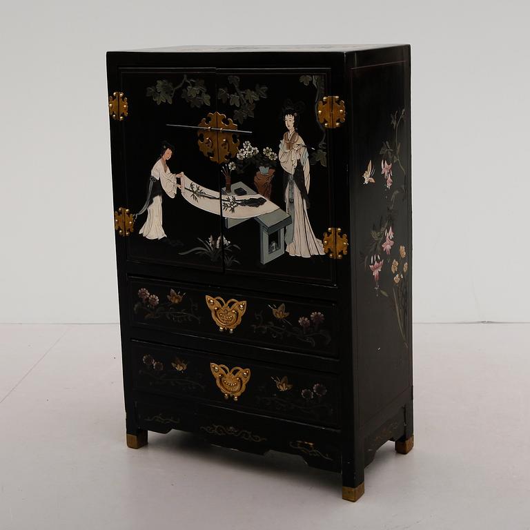 SKÅP, orientaliskt, 1900-talets första hälft.