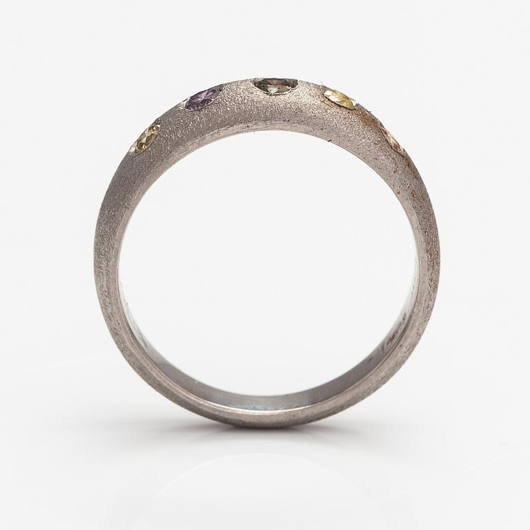 A palladium ring with diamonds ca. 0.25 ct in total.