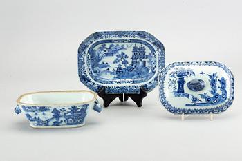 A Chinese Qianlong blue and white porcelain tureen with sauser.