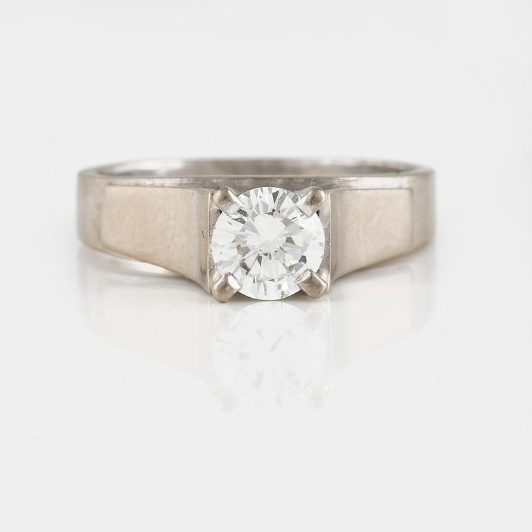 RING, 18K vitguld med briljantslipad  diamant ca 0.5 ct, utländska stämplar. Vikt 4,7 gram.