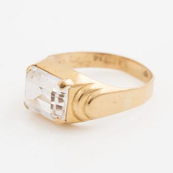 Ring 18K gold with white synthetic spinel.