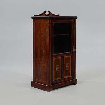 VITRINSKÅP, omkring sekelskiftet 1900.