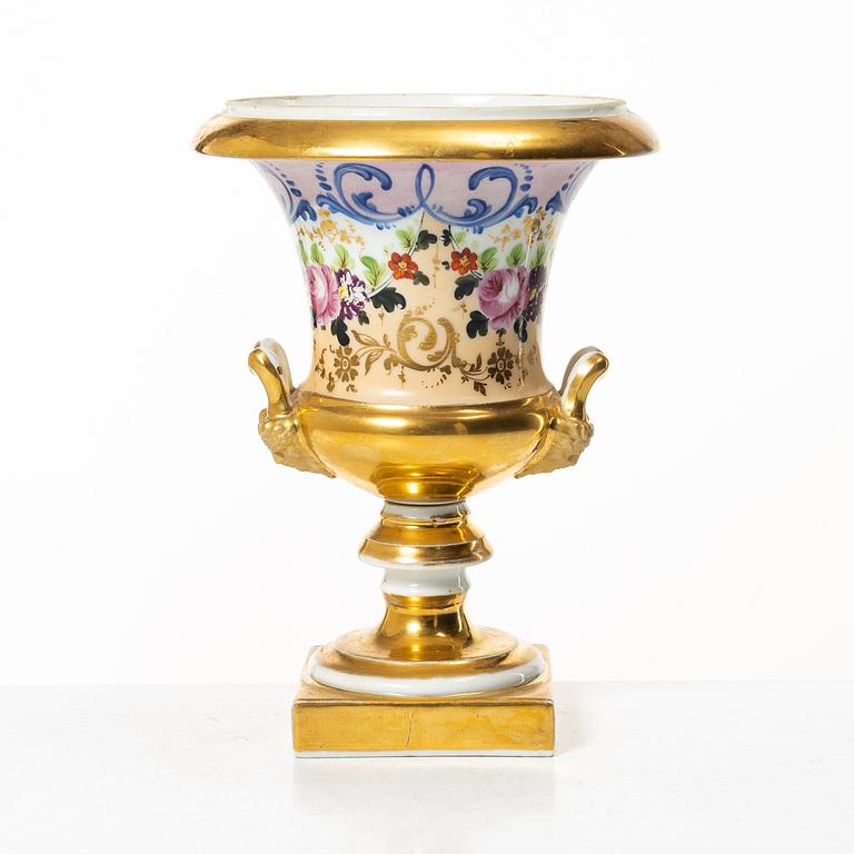 A porcelain urn, Empire, first half/mid 19th century.