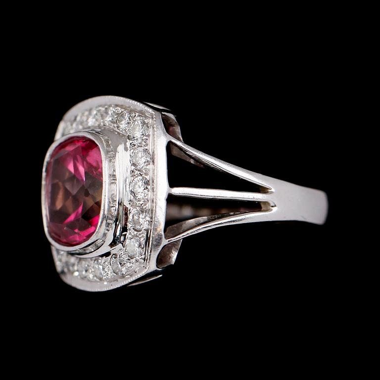 RING, 18 k vitguld, rosa topas ca 3.70 ct, 18 briljantslipade diamanter tot ca 0.56 ct.
