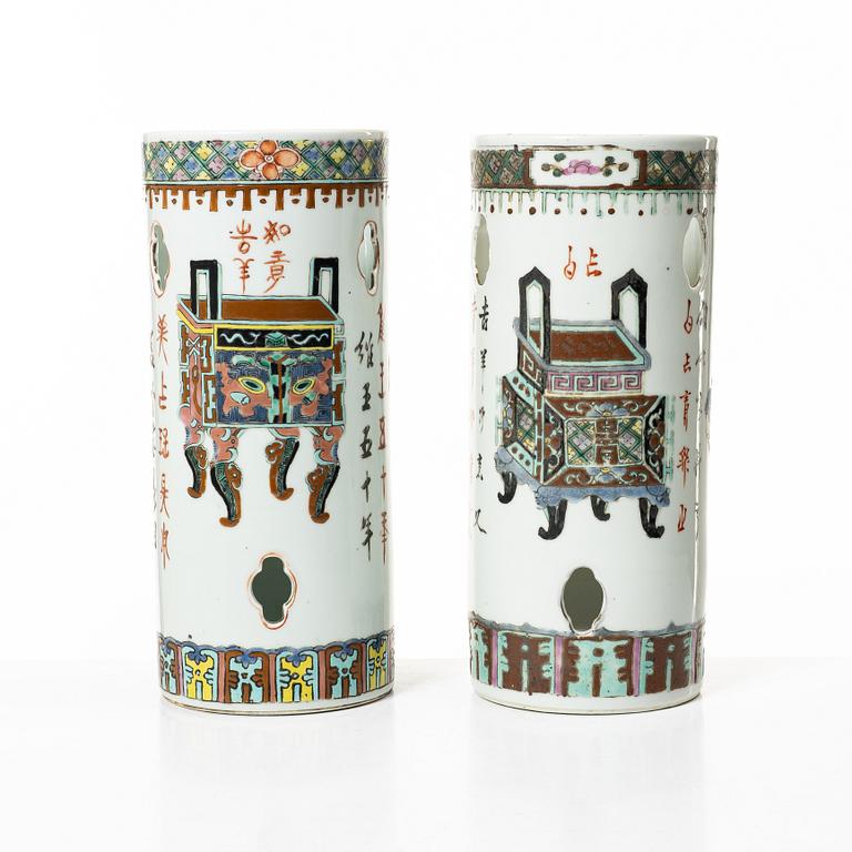 Vaser/Perukstockar, 2 st, porslin, Kina, 1900-tal.