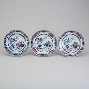 Three imari and blue and white porcelain dishes, Qing dynasty, 18th century.