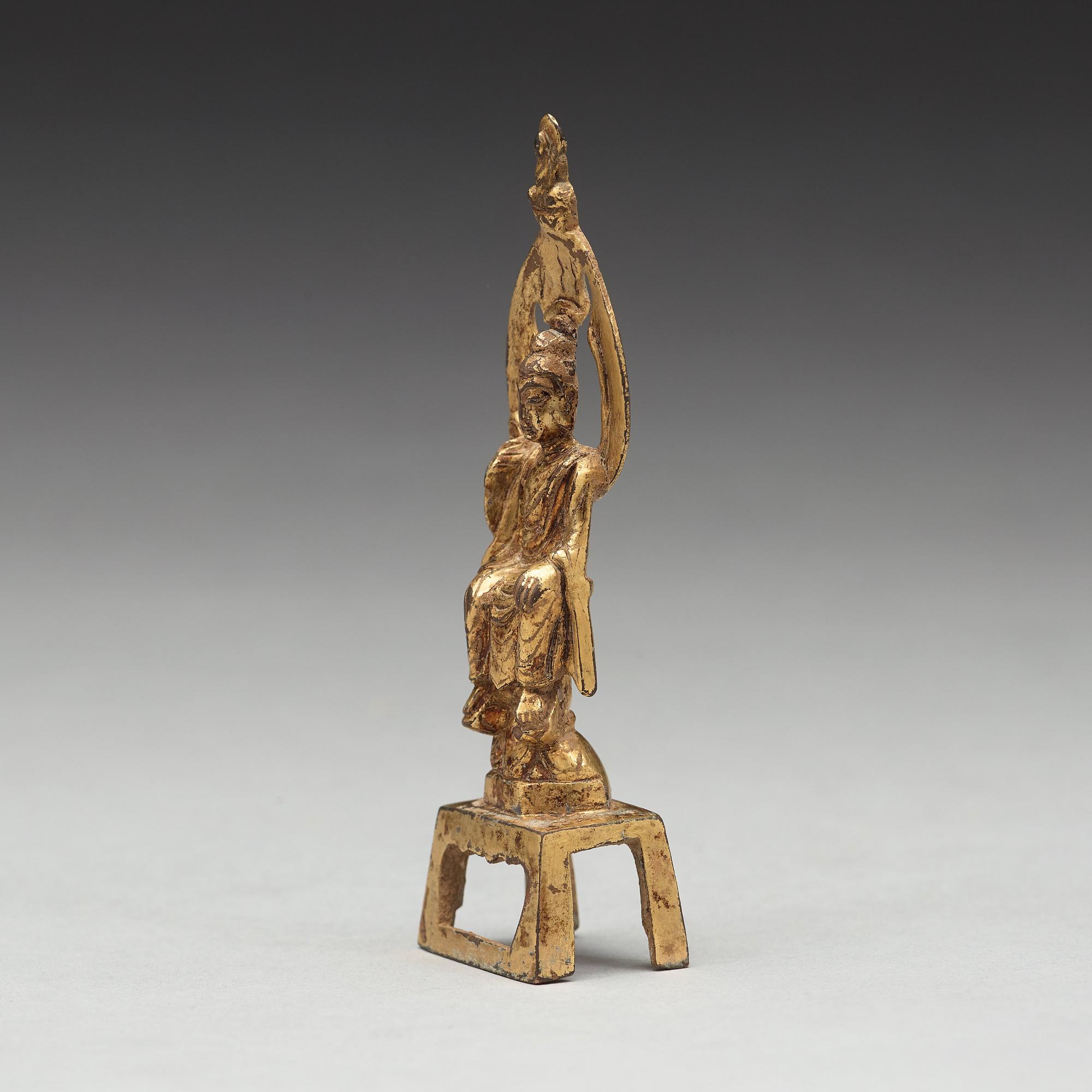 Buddha, förgylld brons. Troligen Tang dynastin (618-907).