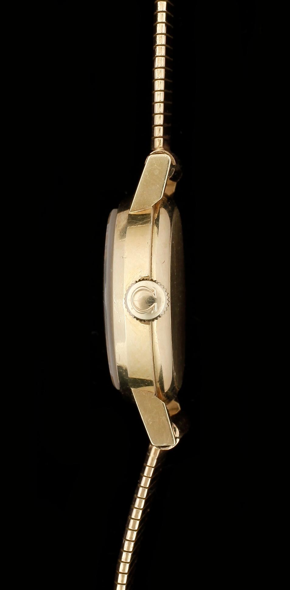 DAMARMBANDSUR, 18 k guld, Omega. omkr 1900-talets mitt. Total vikt ca 24 gram.