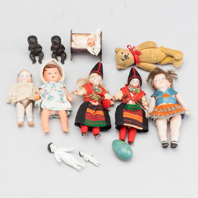 SAMLING MINIATYRDOCKOR, 1900-TALETS FÖRSTA HÄLFT.