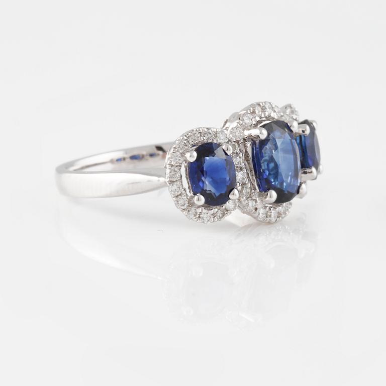 RING, 18K vitguld med briljantslipade diamanter 0.36 ct samt ovalslipade blå safirer 2.25 ct. Vikt 4,2 gram.
