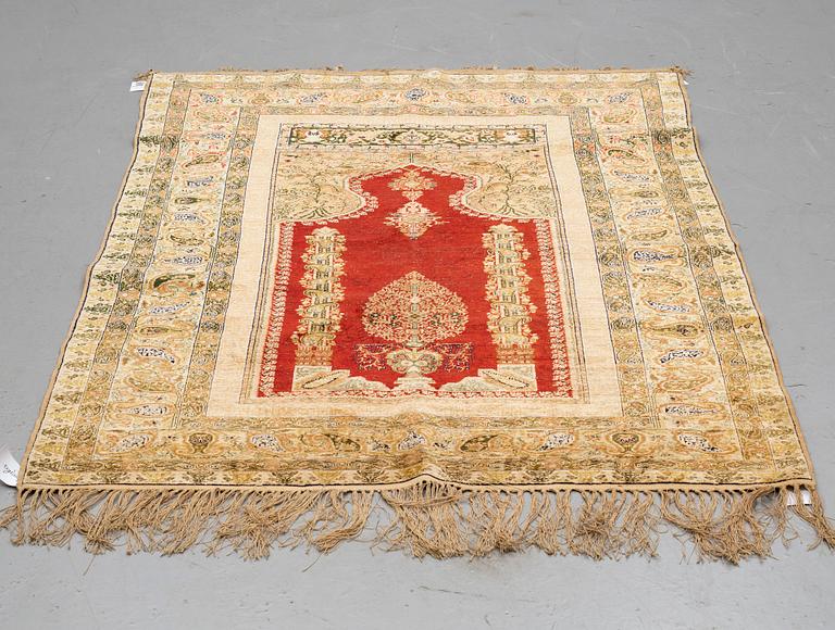 MATTO, a semi-antique Turkish, ca 182,5-185 x 136,5-139,5 cm (as well as ca 1,5 cm flat weave at the ends).