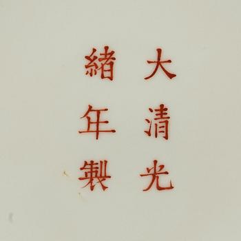 SKÅLFAT, porslin. Qing dynastin med Guangxus sex karaktärers märke och period (1875-1908).