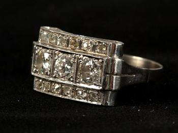 RING, 18K vitguld, 3 gammelslipade diamanter, tot ca 0,70 ct, samt rosenstenar.