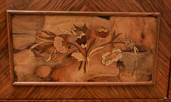 VITRINSKÅP, gustaviansk stil, 1900-talets mitt.