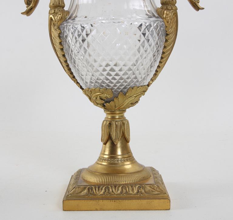 VAS PÅ FOT, glas och mässing, empire, 1800-talets första hälft.