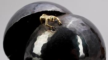 BJÖRN FLYGARE. Skulptur, monterad på granitplatta.