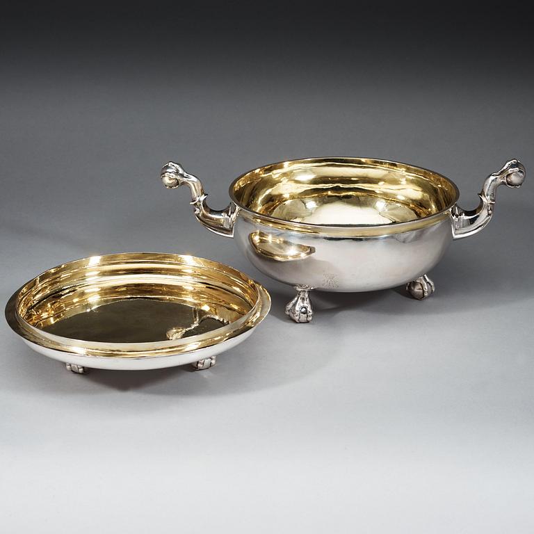 A Swedish 17th century parcel-gilt bowl and cover, Friedrich Richter (Stockholm 1668-1700-). Before 1689.