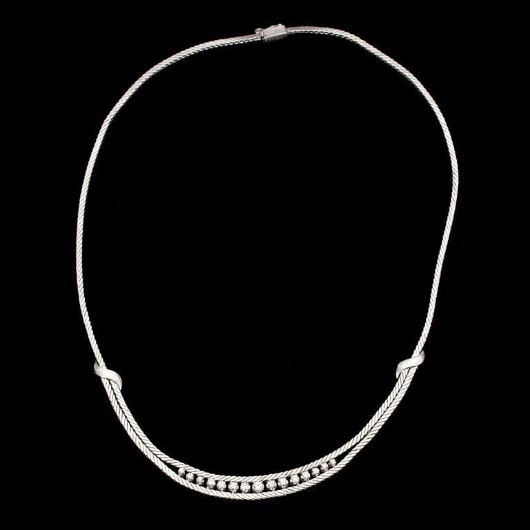 COLLIER, 18K vitguld med briljantslipade diamanter tot. ca 0,60 ct. Vikt 26,3 g.